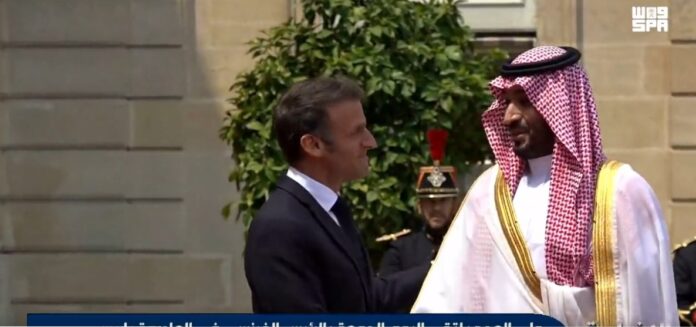 Preşedintele francez Emmanuel Macron şi prinţul moştenitor al Arabiei Saudite, Mohammed bin Salman - CIS Saudi Arabia